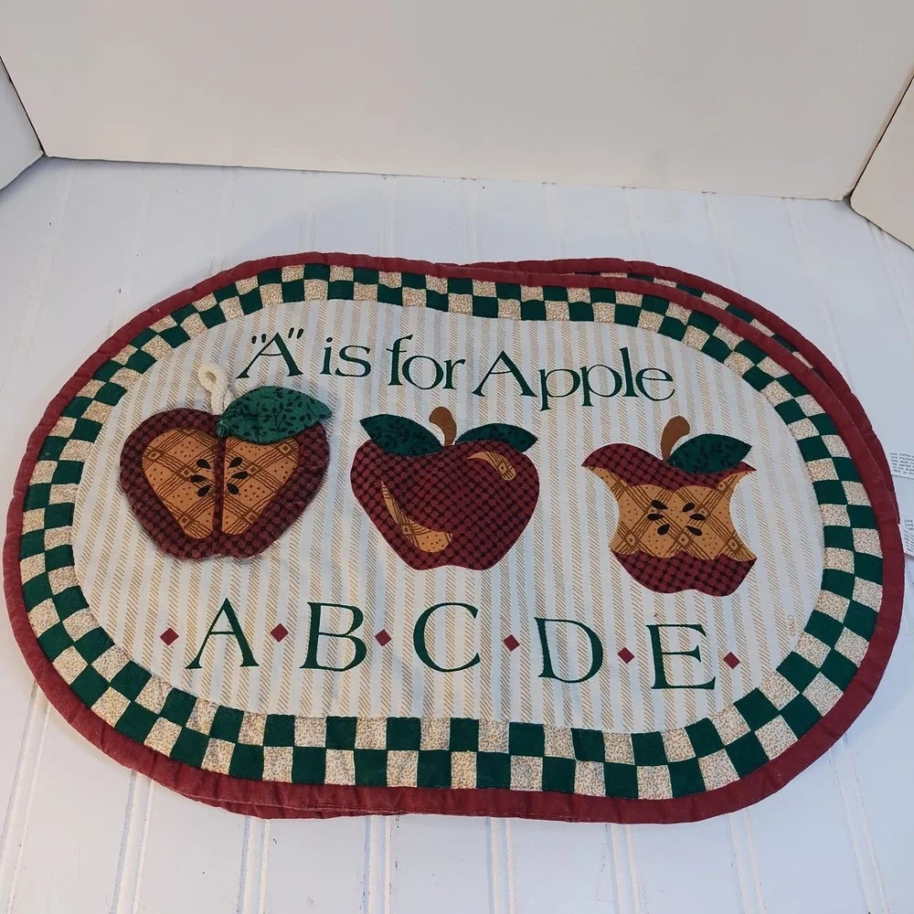 Set of 4 VTG Apple Quilted Placemats Farmhouse Cottagecore Country Style Oval
